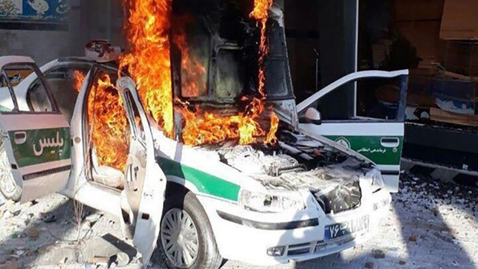 آتش زدن خودروی پلیس در اغتشاشات مهسا امینی